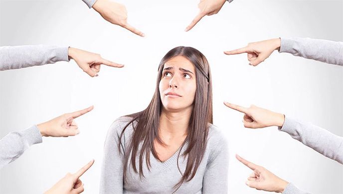 Càng sợ bị đánh giá – Càng sống giả